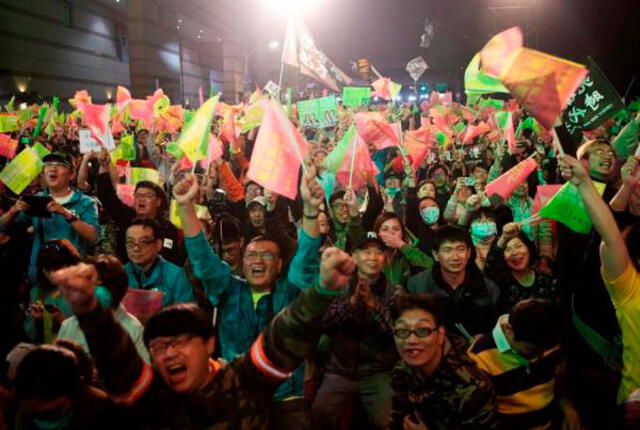 Gran cantidad de personas salieron a festejar a Taipei por el resultado electoral. Foto: EFE