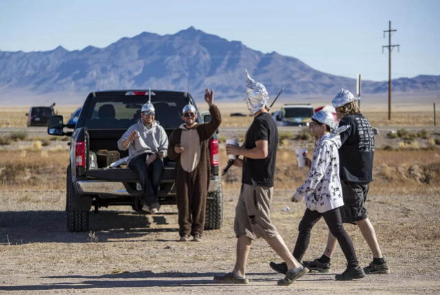  En 2019, un grupo de personas se reunió a las afueras de la base para el evento “Asalto al Área 51". Foto: Brian van der Brug/Los Angeles Times<br><br>    