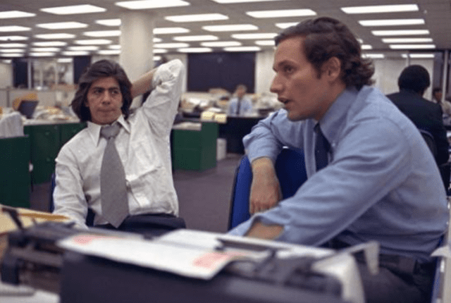 Los periodistas Bob Woodward y Carl Bernstein, que ganaron el Premio Pulitzer por su cobertura del caso Watergate, en la redacción del Washington Post el 7 de mayo de 1973. Foto: Gtresonline   