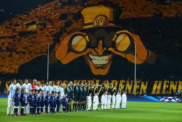 Tifo del Borussia Dortmund en 2013 contra el Málaga en Champions League. Foto: AFP   