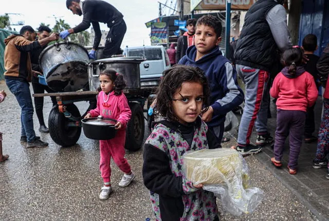 El Fondo de Naciones Unidas para la Infancia (Unicef) reporta que un 81% de los hogares en Gaza carecen de acceso a agua potable, lo que afecta desproporcionadamente a los desplazados internos. Foto: AFP   