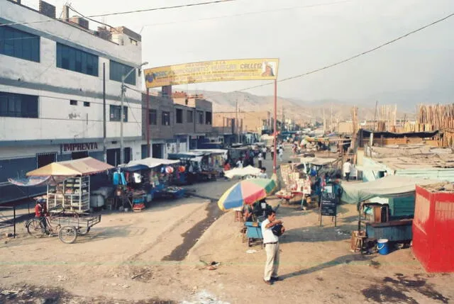 Mercado 10 de Canto Grande en 1999. Foto: Jorge Martínez Purizaga.    
