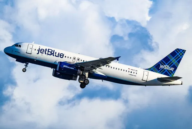 JetBlue empresa lowcost anuncia la salida de más de 50 destinos en Estados Unidos. Foto: Retail    