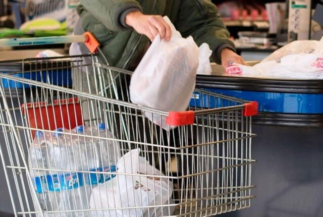 A partir de 2026, los ciudadanos de California deberán usar bolsas de tela y evitar las de plástico en los supermercados. Foto: Andina   