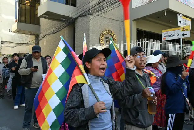 Campesinos protestan con banderas de Wiphala exigiendo la renuncia del presidente boliviano Rodrigo Paz e