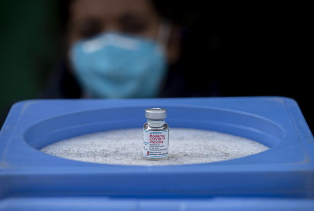 Una ampolla con una vacuna de Moderna para COVID-19. Foto: EFE