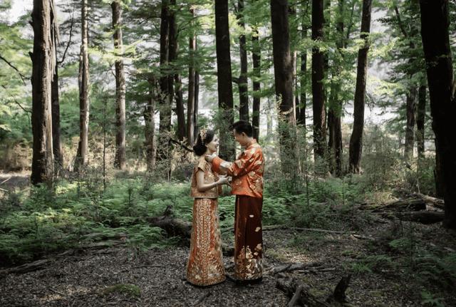 Hangeng y Celina Jade vistiendo trajes tradicionales de China.