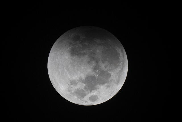 El eclipse lunar en su fase parcial visto sobre Caracas. Foto: Federico Parra / AFP