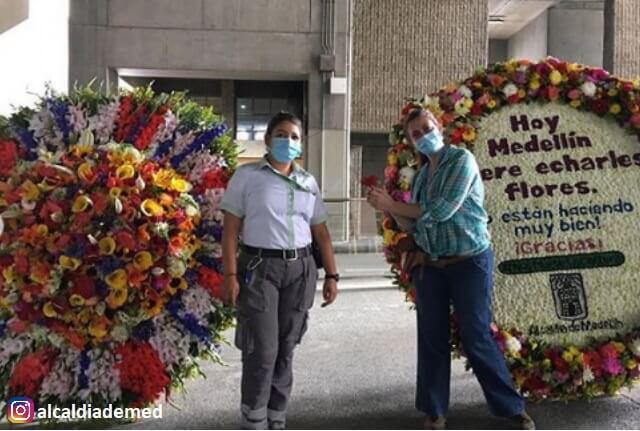 Flores y silletas como reconocimiento. Foto: Instagram - Alcaldía de Medellín.