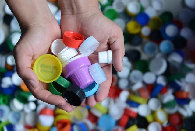 Las tapas de plástico puede tardar un periodo de hasta 1.000 años aproximadamente en degradarse. Foto: UCR   