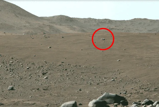  Fotografía del róver Perseverance tomada en abril de 2023. A lo lejos, se observa la roca en forma de donut. Foto: NASA   