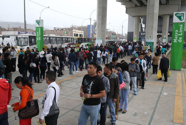 Las reformas en la Línea 1 del Metro de Lima buscarán evitar las extensas colas que suelen formarse en las estaciones durante la hora punta. Foto: Andina   