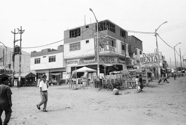 Zona del mercado de Huáscar, paradero 10 de Canto Grande, a inicios de la década de 1980. Foto: Jorge Martínez Purizaga.    