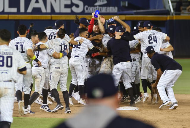 Los Sultanes dejaron en el terreno a los Tecos al cierre del juego 2. Foto: Sultanes   