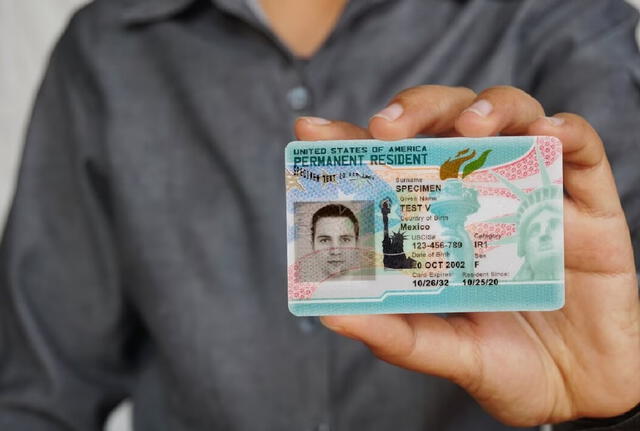  La obtención de una green card familiar permite al beneficiario vivir y trabajar legalmente en Estados Unidos de manera permanente. Foto: CitizenPath   