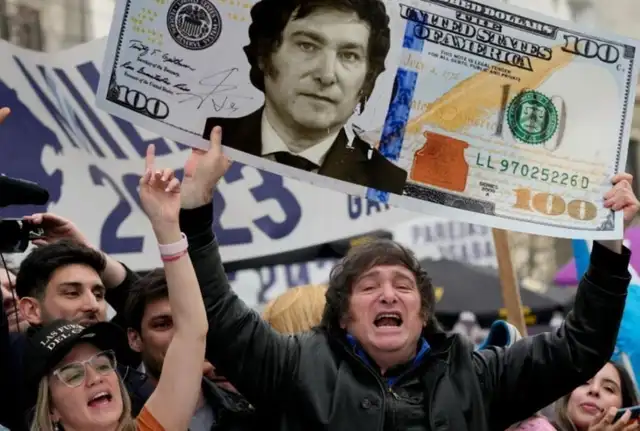  Argentina: dólar "blue" voló arriba de los 1.000 pesos. Foto: France24    