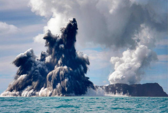 El volcán Tonga se ubica a 65 km del norte de Nuku'alofa, capital de Tonga. Foto: EFE 