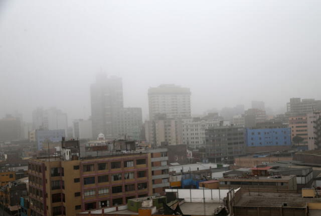 Las mañanas con neblina son comunes durante el invierno en Lima. Foto: Andina   