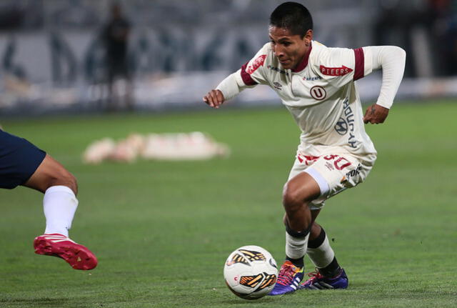 Raúl Ruidíaz en sus primeros años con la camiseta crema. Foto: Andina   