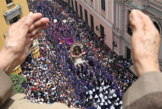 Miles de fieles acuden año tras año a la procesión del Señor de los Milagros   