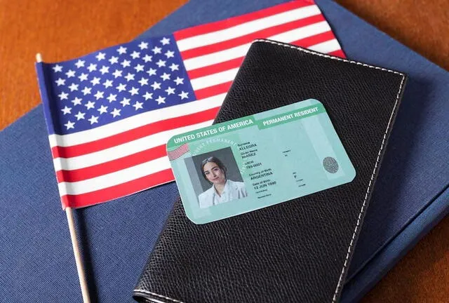  Una vez obtenida la Green Card, el titular puede disfrutar de muchos de los mismos derechos que un ciudadano estadounidense, como el acceso a la seguridad social y ciertos beneficios gubernamentales. Foto: Freepik   