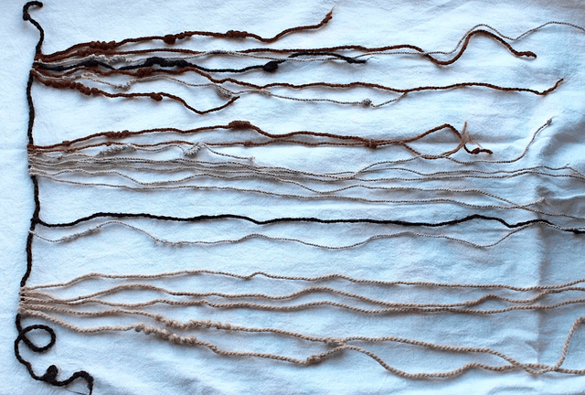  El cordón principal, del que cuelgan otros cordones, está hecho de una sola hebra de cabello humano. Foto. Sabine Hyland   