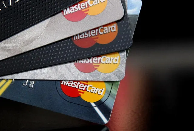 Multan a Mastercard por imponer costos artificialmente altos con sus tarjetas