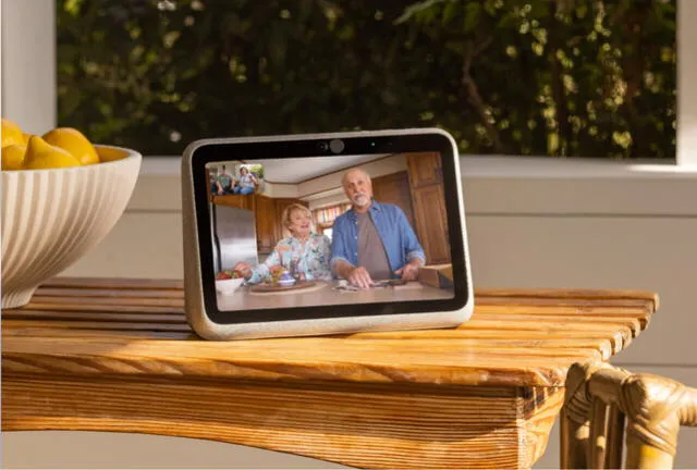 La tableta es una pantalla inteligente con altavoces enormes para optimizar tus videllamadas. Foto: Facebook