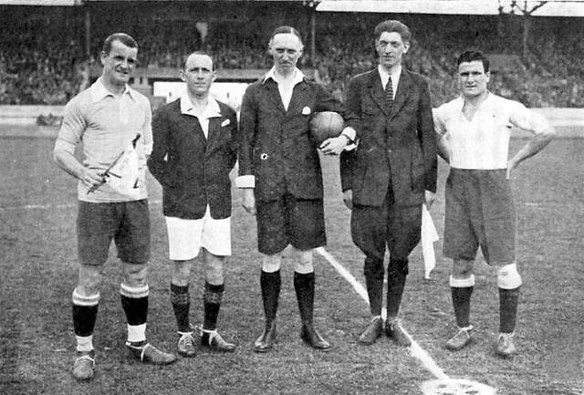 Monti (derecha) con la selección argentina en el mundial de 1930. Foto: difusión