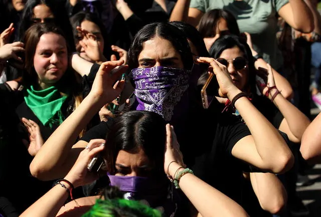 Hombres y mujeres se unen para protestar anualmente en la marcha por el 8M. Foto: AFP   