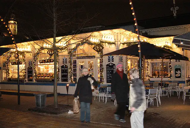 Puedes disfrutar de conciertos, paseos y una amplia variedad de opciones gastronómicas con más de 40 restaurantes disponibles. Foto: Tivoli   