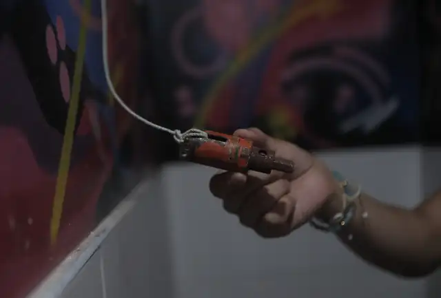 Los ladrones utilizaron una herramienta de metal para perforar la pared de yeso del local colindante. Foto: Marco Cotrina