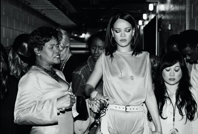 Rihanna pone en pausa su disco R9.