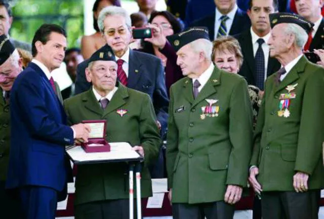 El expresidente Enrique Peña Nieto y los soldados del Escuadrón 201 en un evento del 2015. Foto: El Universal.