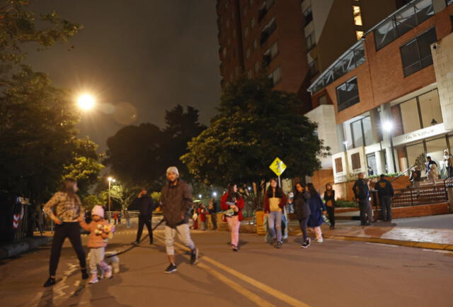 En Bogotá, cientos de habitantes salieron de sus viviendas ante la alarma. Foto: EFE   