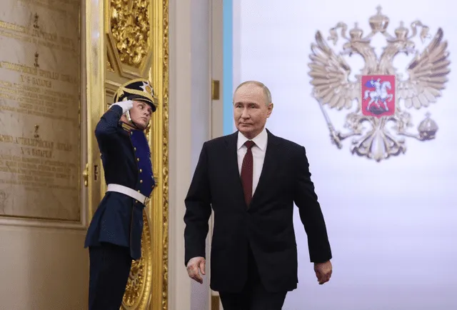 El presidente ruso, Vladimir Putin, se dirige hacia la ceremonia de investidura en el Kremlin el 7 de mayo de 2024. Foto: AFP   