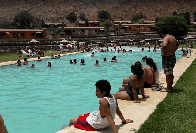 Clubes campestres en Santa Rosa de Quives ofrecen servicio de piscinas.