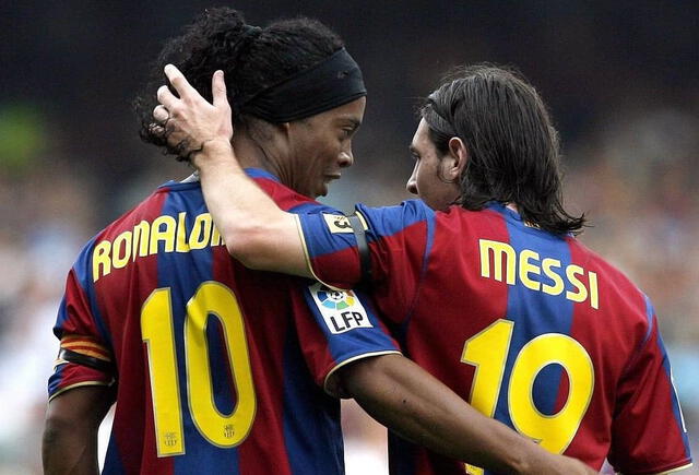 Ronaldinho y Messi jugaron juntos en el FC Barcelona por más de tres años. Foto: Twitter / @10Ronaldinho