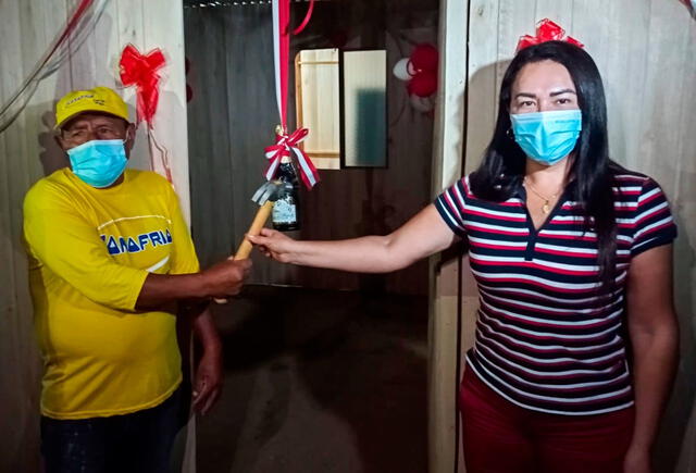 El popular heladero de Autisha inaugurando su casa prefabricada con la alcaldesa
