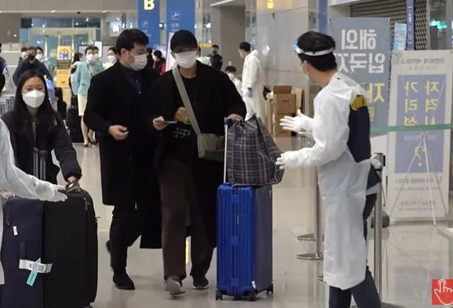 RM y su mánager en controles del aeropuerto. Foto: captura Dispatch
