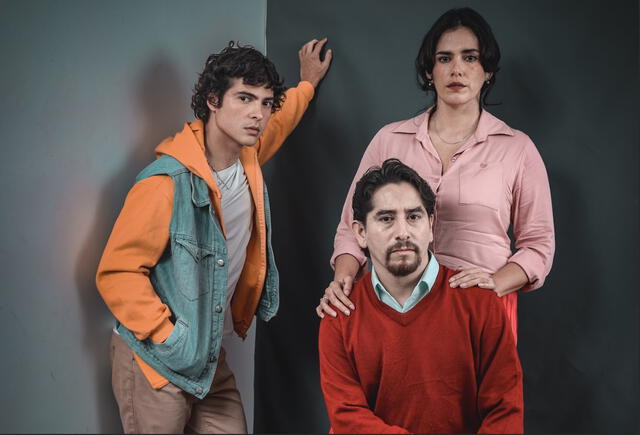  Fiorella Díaz en una escena de la obra teatral "Dos Familias" (2023). Foto: Fiorella Díaz/Instagram<br><br>    