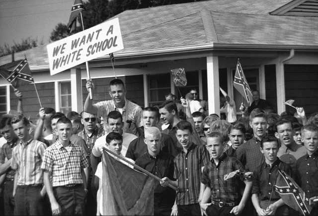 Multitud de estudiantes protestan contra la integración escolar en Montgomery, Alabama en 1968. Foto: National Geographic.    