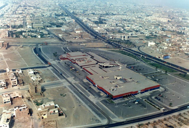  Vista panorámica del Centro Comercial Plaza San Miguel en 1990. Foto: Repositorio PUCP.<br><br>    