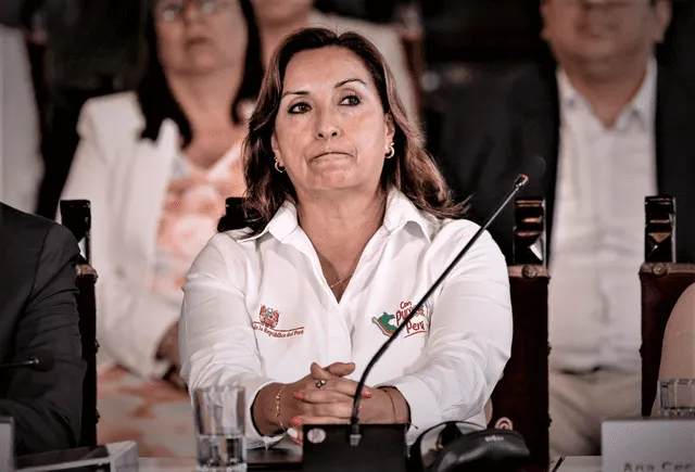 Dina Boluarte se mantiene en silencio ante la prensa tras cuestionamientos en su contra.   