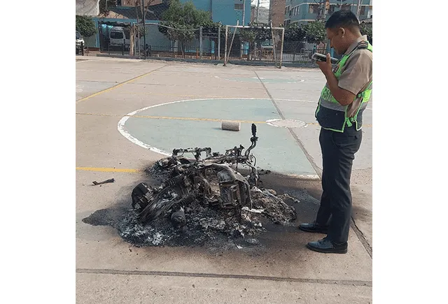 <em> Motocicleta incendiada por los vecinos que capturaron al delincuente. Foto: difusión.</em> <em> Motocicleta incendiada por los vecinos que capturaron al delincuente. Foto: difusión.</em>