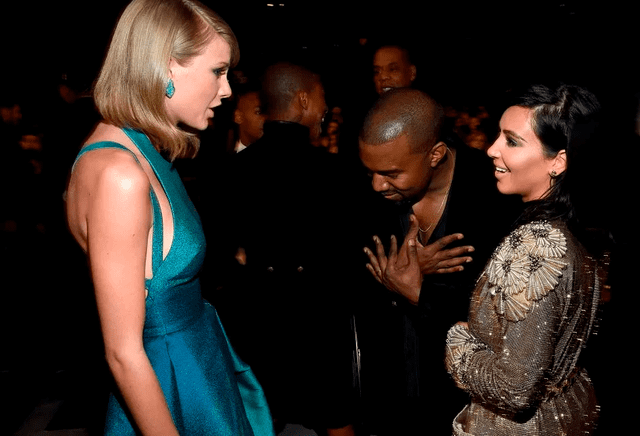 Kanye West conversando con Kim Kardashian y Kanye West antes de la pelea.