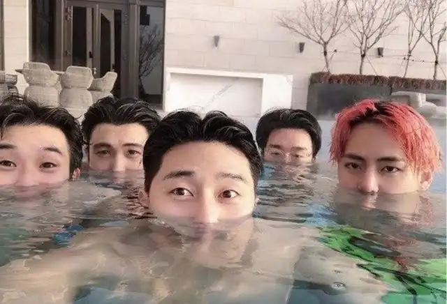 Los actores Park Hyung Shik, Park Seo Joon y Taehyung en una piscina junto a otros amigos. Foto: Twitter Los actores Park Hyung Shik, Park Seo Joon y Taehyung en una piscina junto a otros amigos. Foto: Twitter