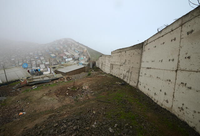 Una foto de 2017 del muro que separa Villa María de La Molina. Foto: AFP