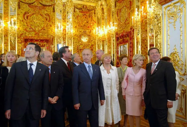 Vladimir Putin en la réplica de la Cámara de Ámbar, inaugurada en 2002. Foto: Mavink   