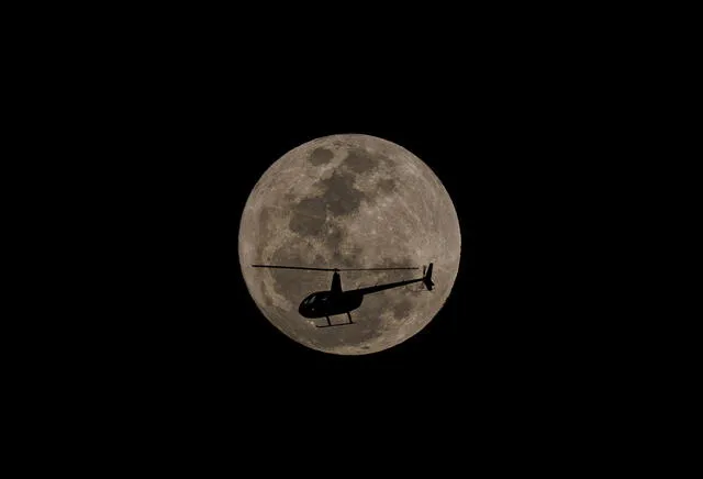 Un helicóptero pasa enfrente de la superluna azul en la ciudad de São Paulo, Brasil. Foto: EFE   